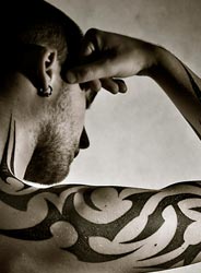 Tatouage tribal bras